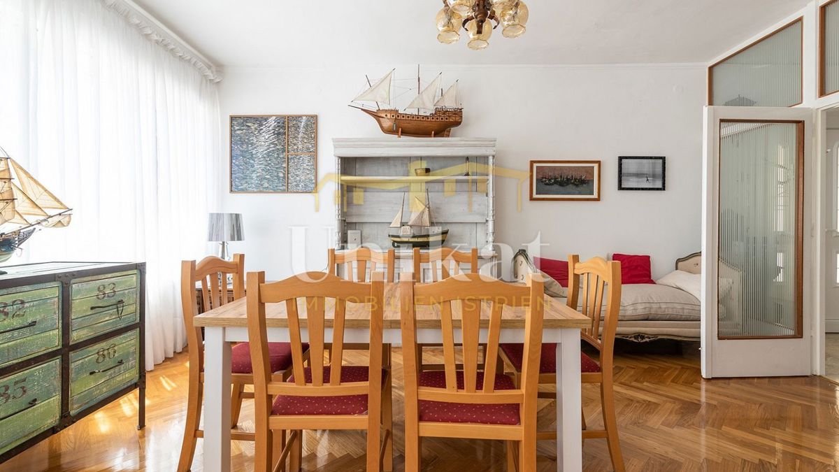 Luksuzna hiša - prvi vrsti ob morju